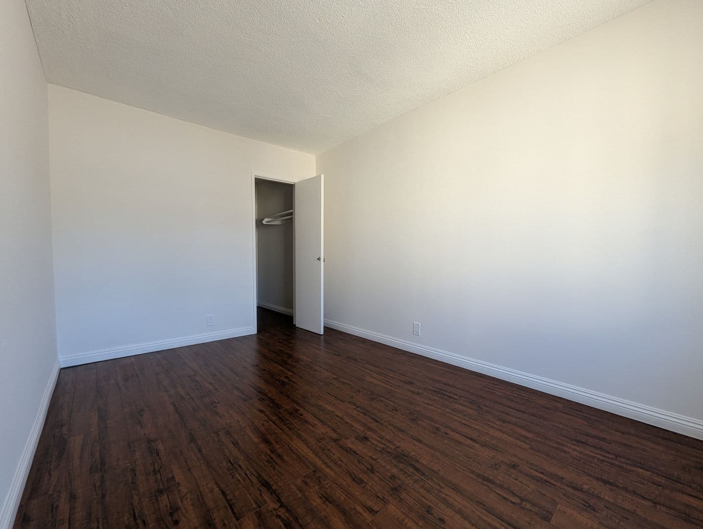 Los Angeles Apartment: 1811 Tamarind Ave