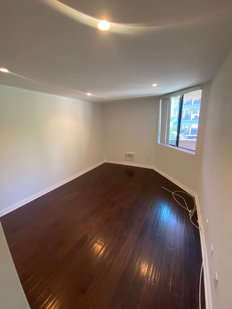 West Hollywood Apartment: 724 N West Knoll Drive