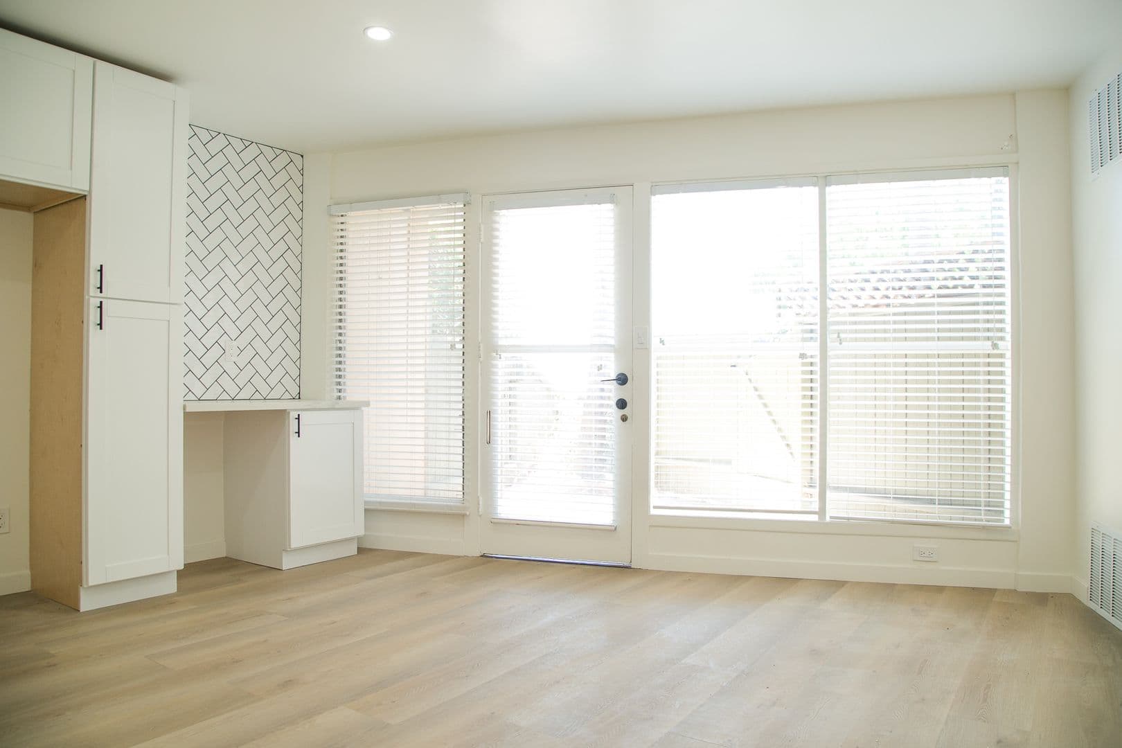 West Hollywood Apartment: 1127 Horn Ave