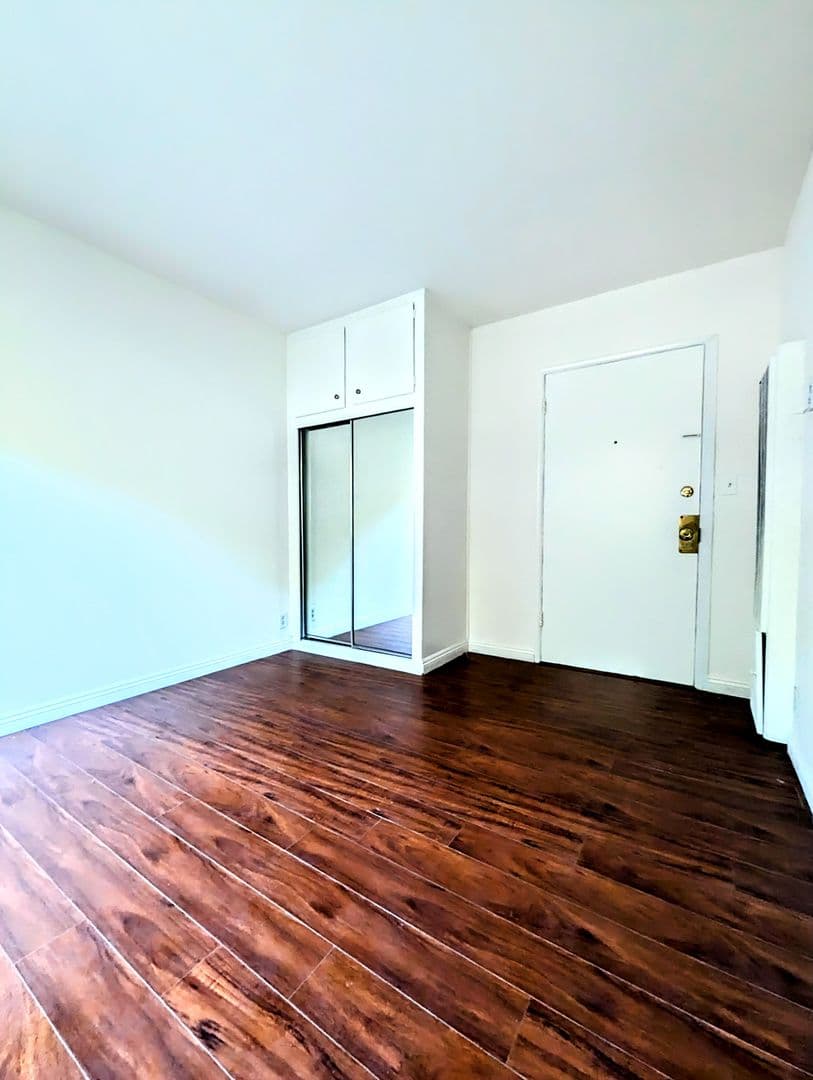Los Angeles Apartment: 1811 Tamarind Ave