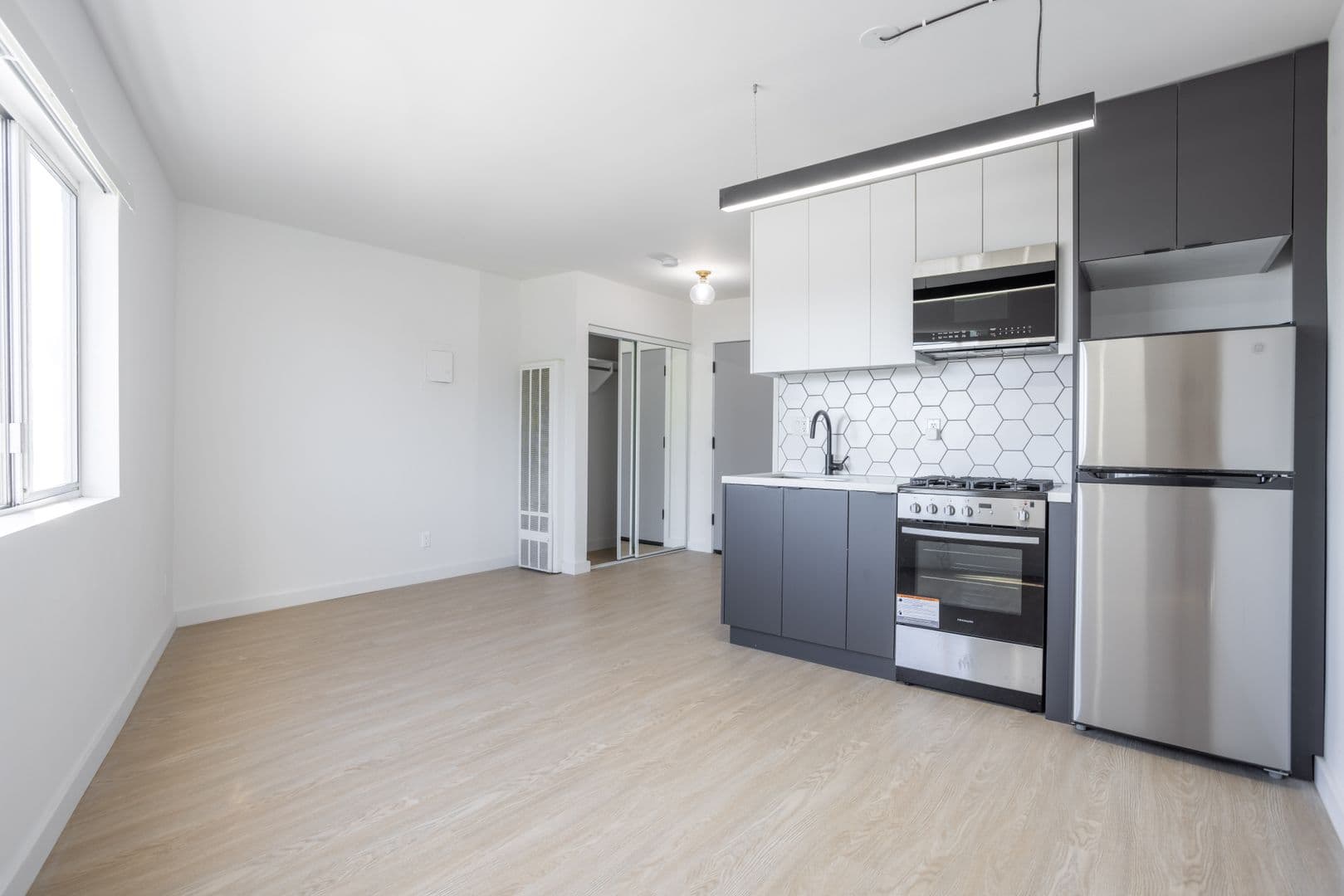 Los Angeles Apartment: 1811 Tamarind Ave