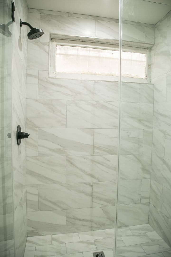 West Hollywood Apartment: 1127 Horn Ave