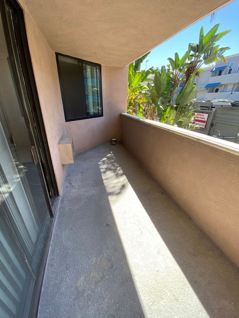 West Hollywood Apartment: 724 N West Knoll Drive