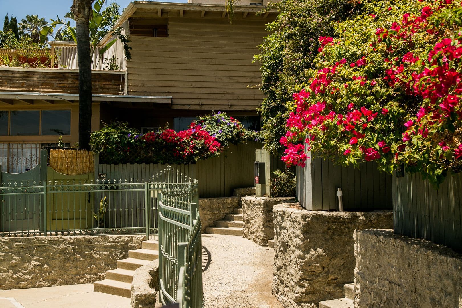 West Hollywood Apartment: 1127 Horn Ave