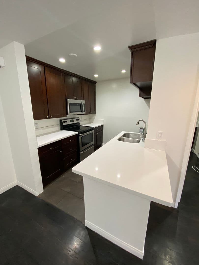 West Hollywood Apartment: 724 N West Knoll Drive
