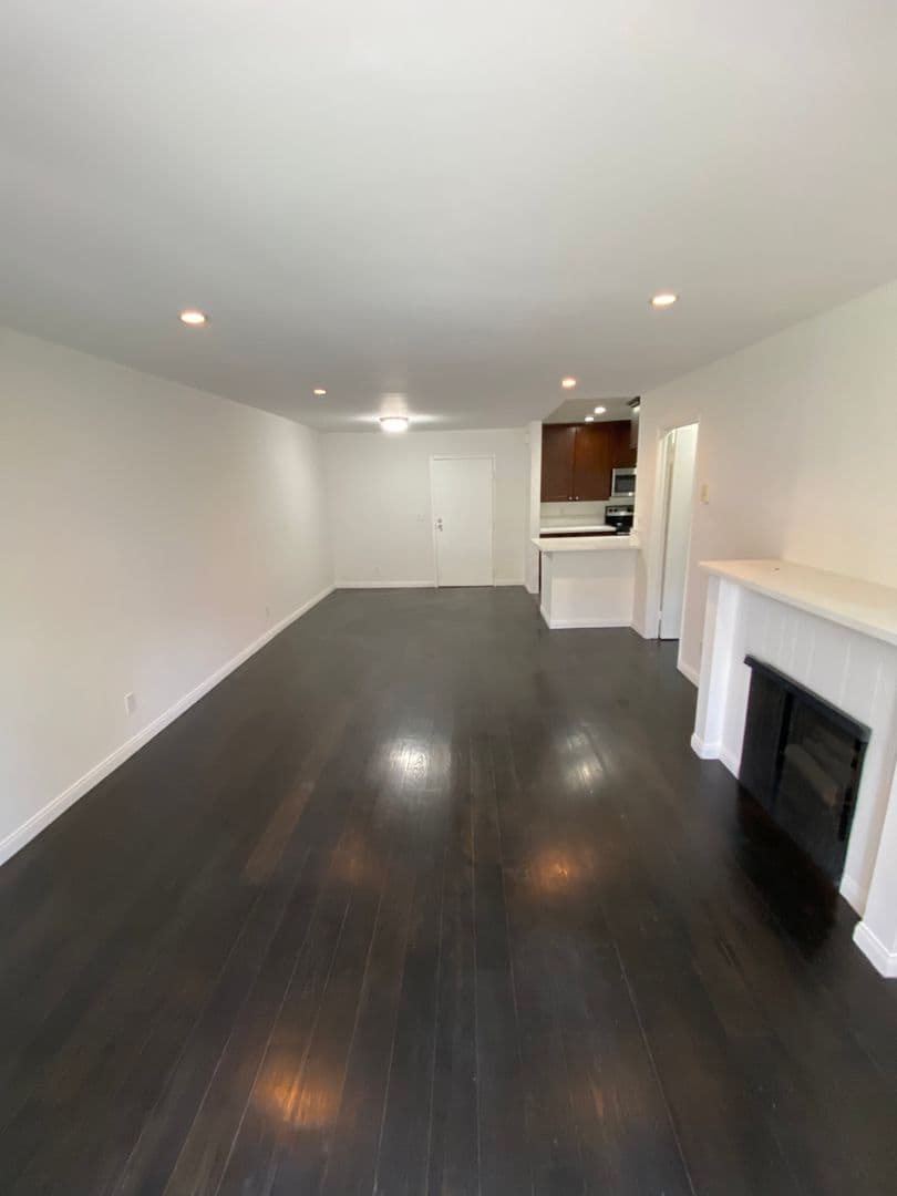West Hollywood Apartment: 724 N West Knoll Drive