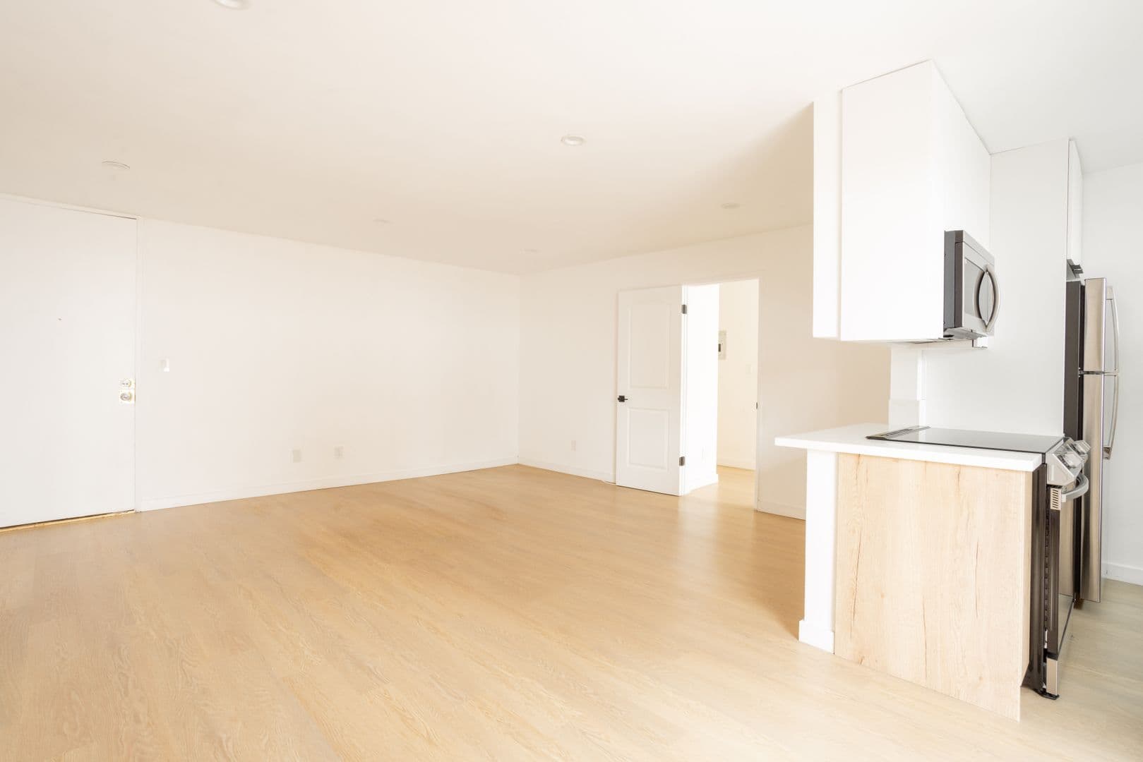 West Hollywood Apartment: 950 Larrabee St.