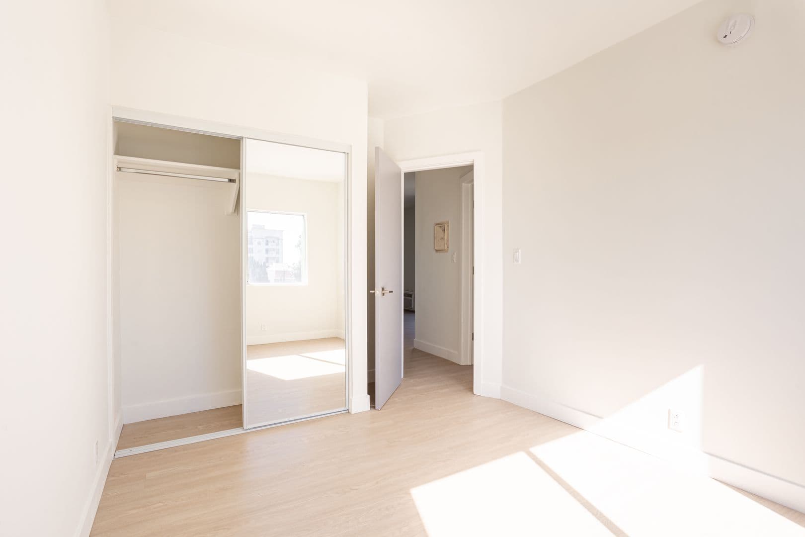 Los Angeles Apartment: 1811 Tamarind Ave