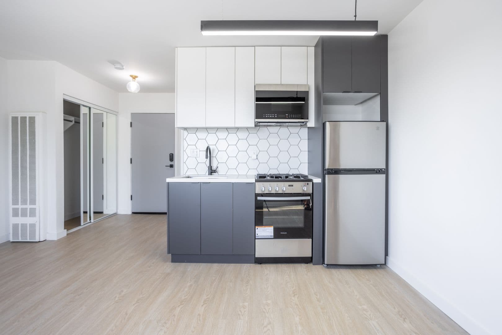 Los Angeles Apartment: 1811 Tamarind Ave