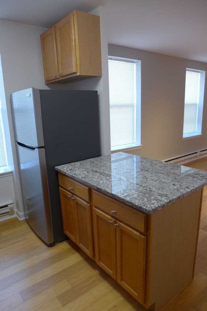 Chicago Apartment: 808 -12 W. Junior Terrace