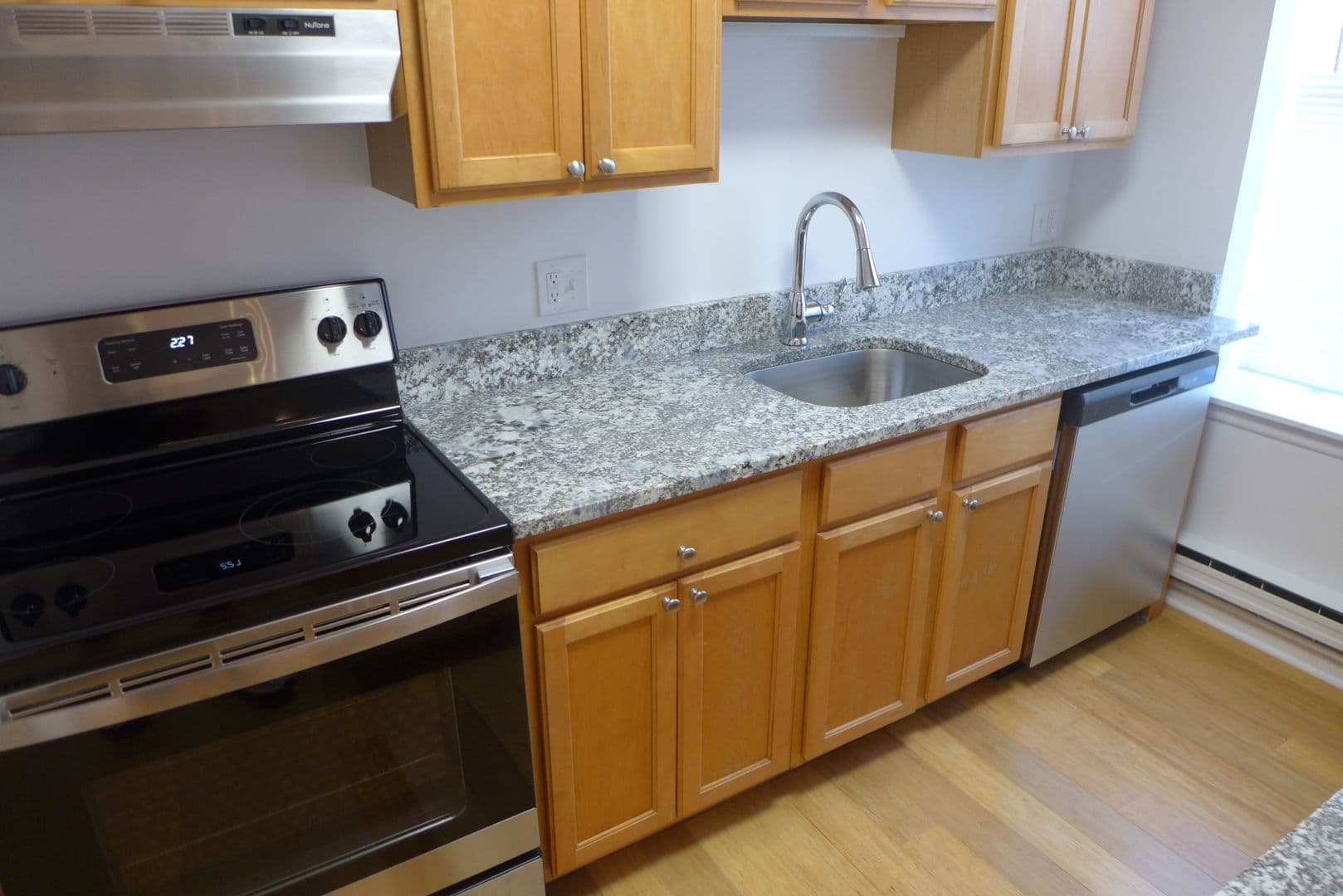 Chicago Apartment: 808 -12 W. Junior Terrace