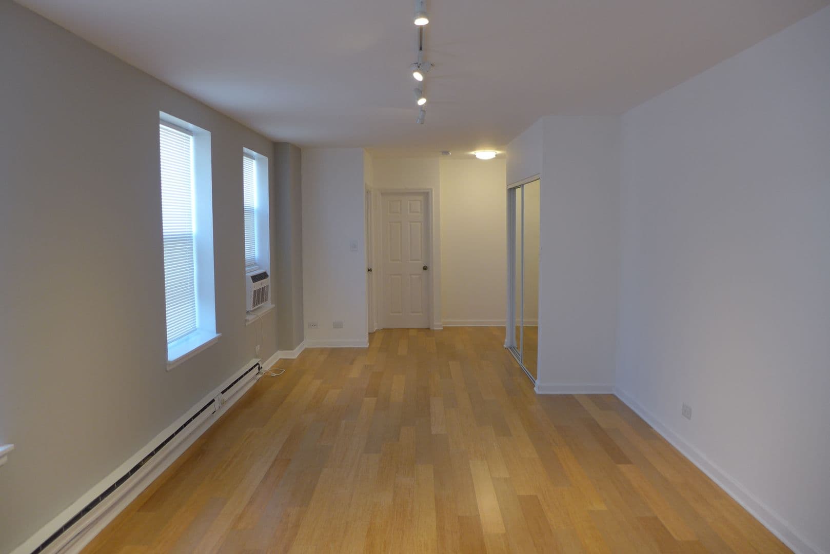 Chicago Apartment: 808 -12 W. Junior Terrace