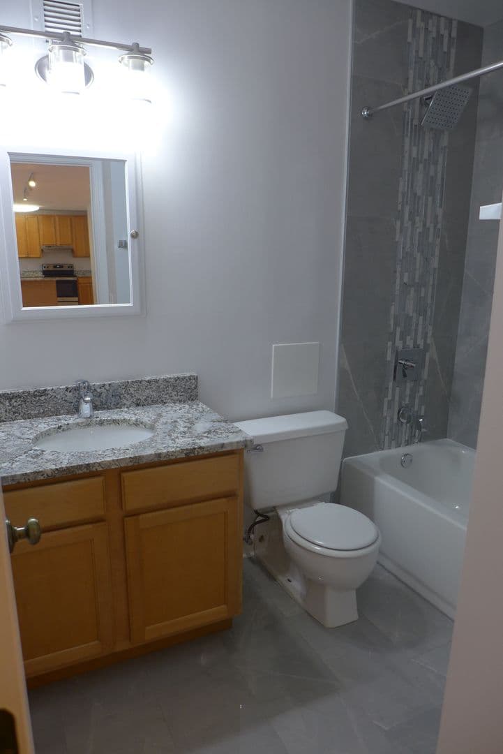Chicago Apartment: 808 -12 W. Junior Terrace