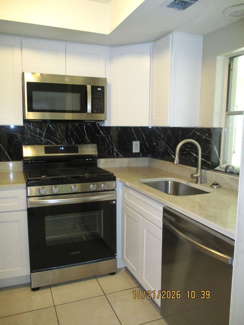 Daytona Beach House: 909 Kathy St