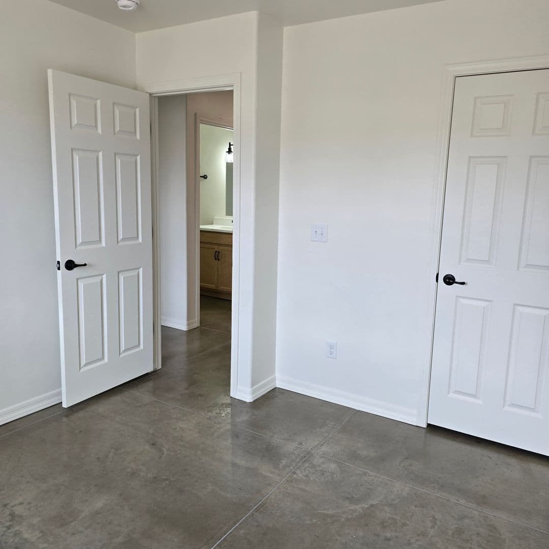Benson Apartment: 156 W 5th St