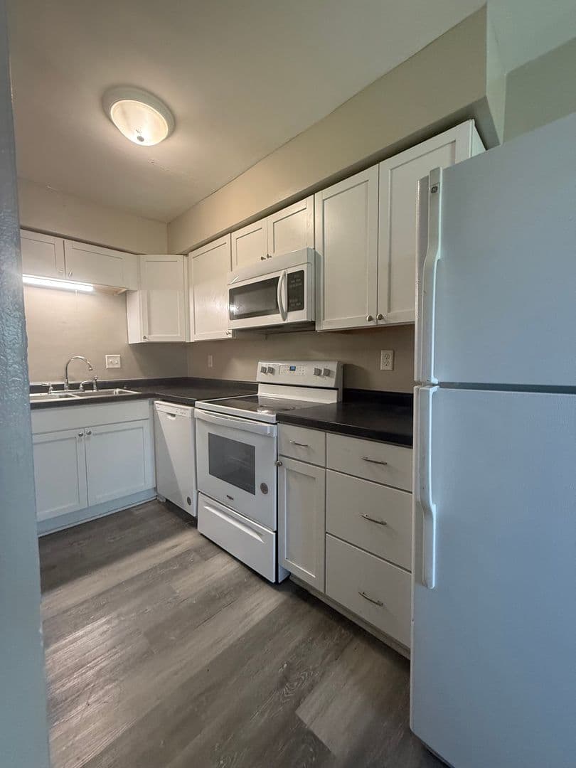 Lawrence Apartment: Boy Scout Road