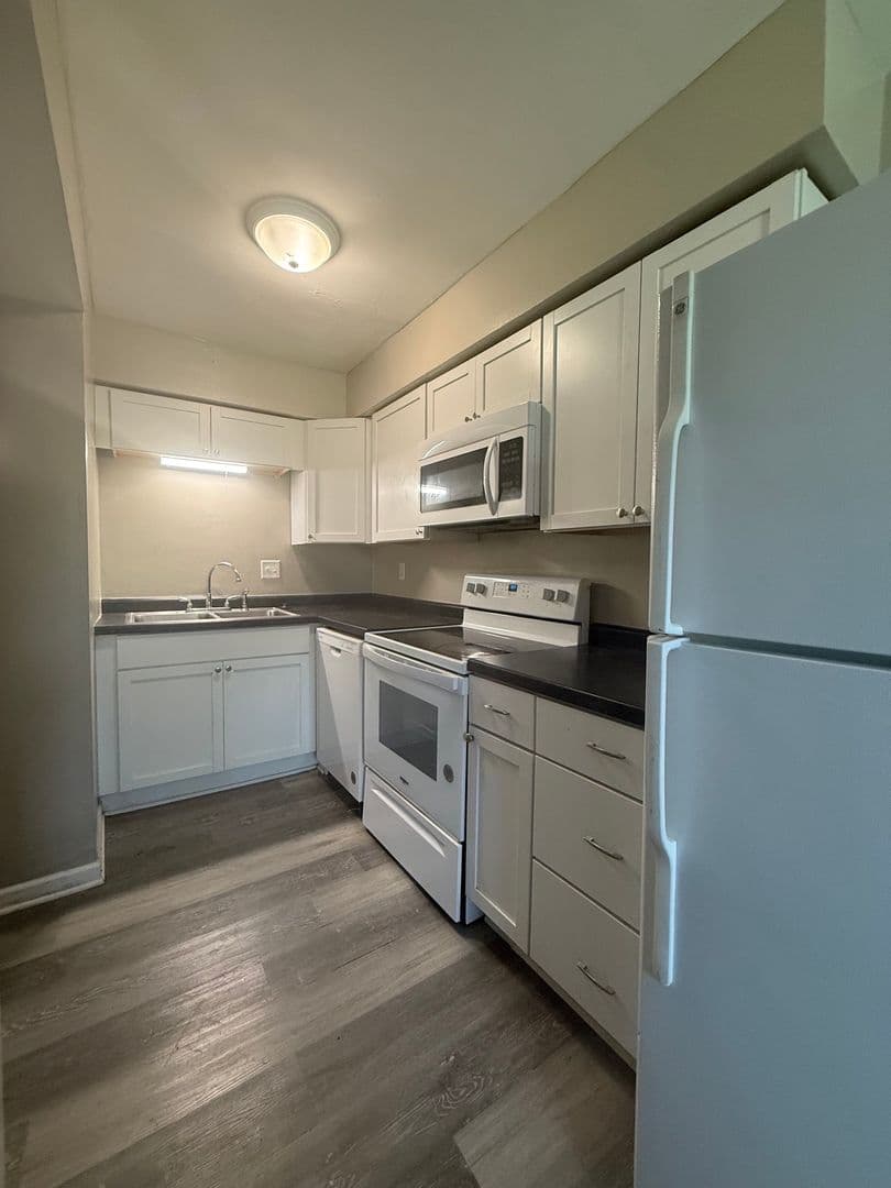 Lawrence Apartment: Boy Scout Road