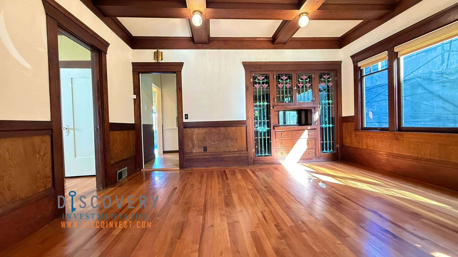 Oakland House: 4624 Dolores Ave.