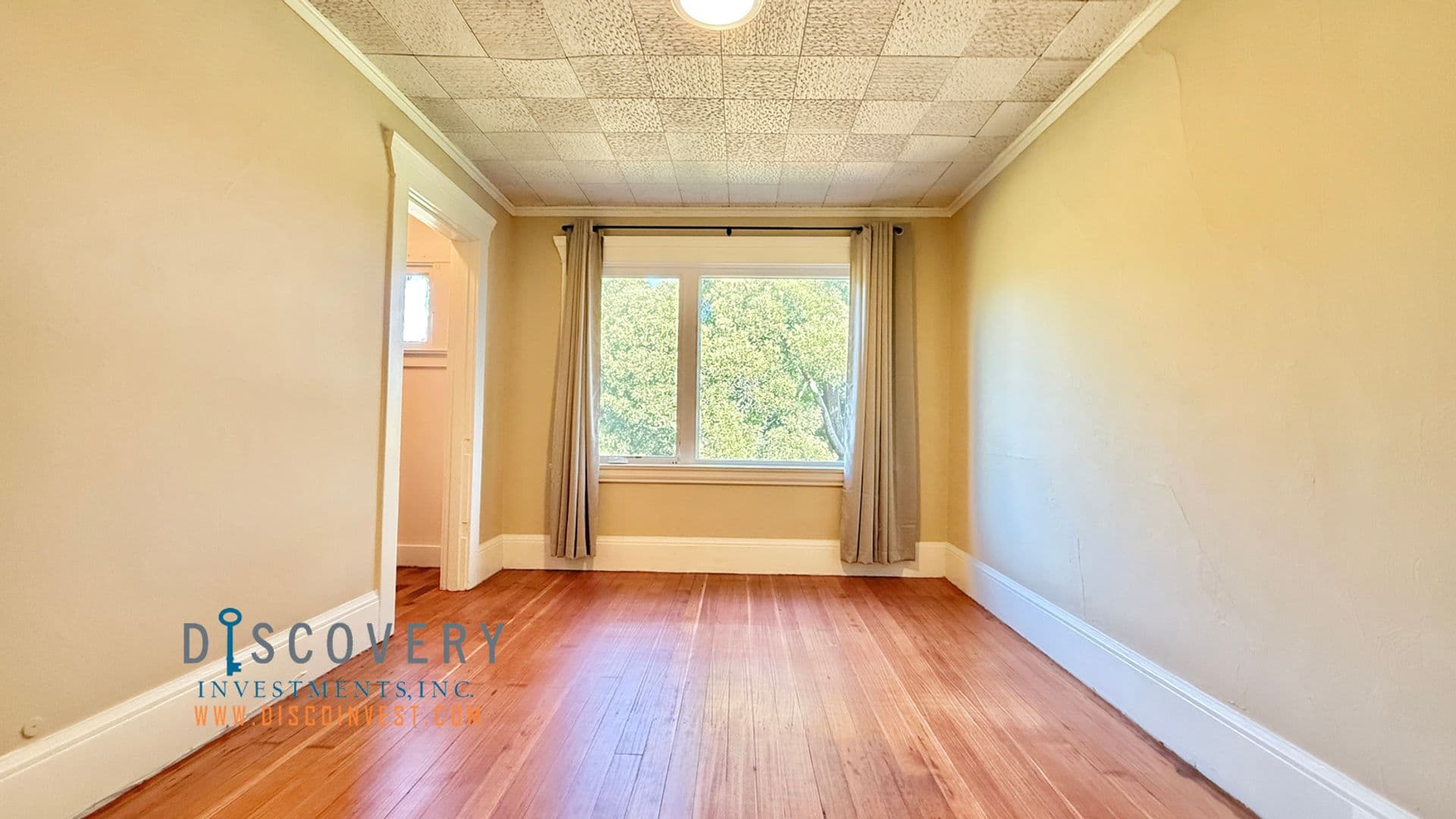 Oakland House: 4624 Dolores Ave.
