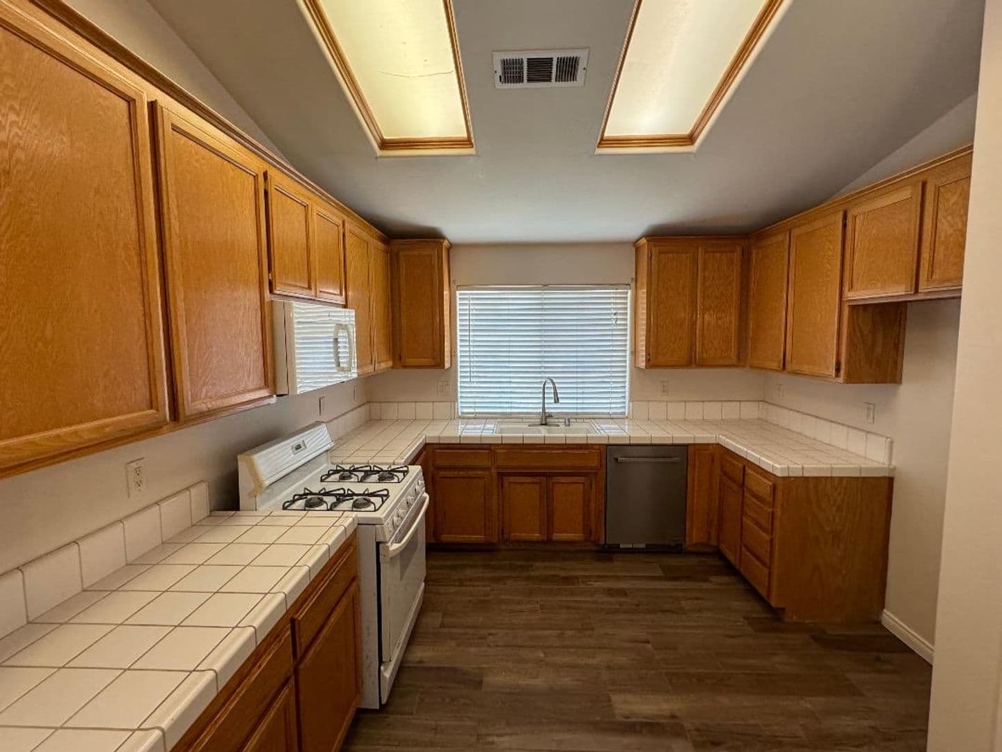 BAKERSFIELD Apartment: 8510 EAGLES LANDING