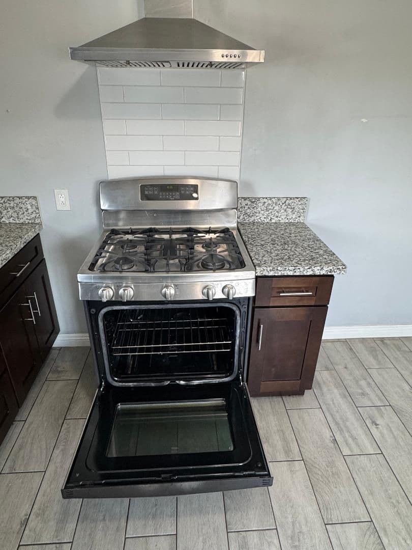 BAKERSFIELD Apartment: 2300 LAKE ST.