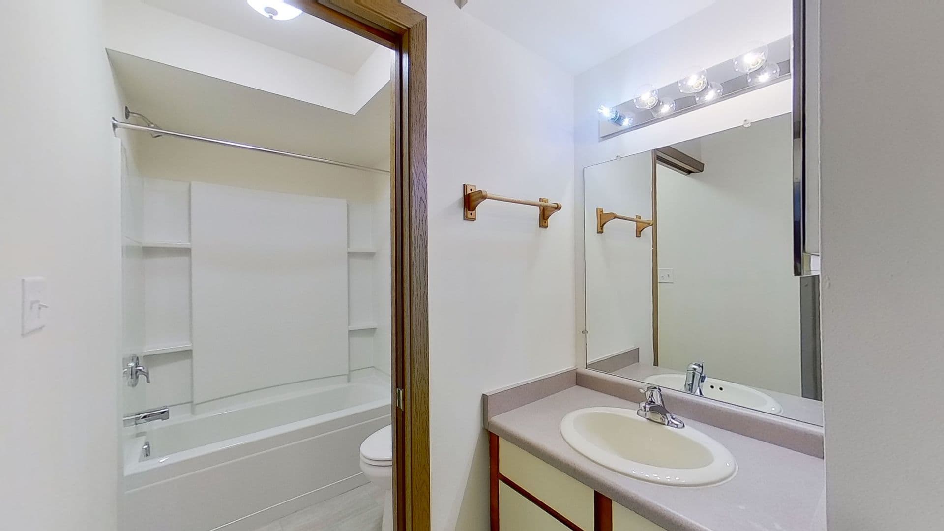 Menomonee Falls Apartment: N81 W15141 Appleton Ave