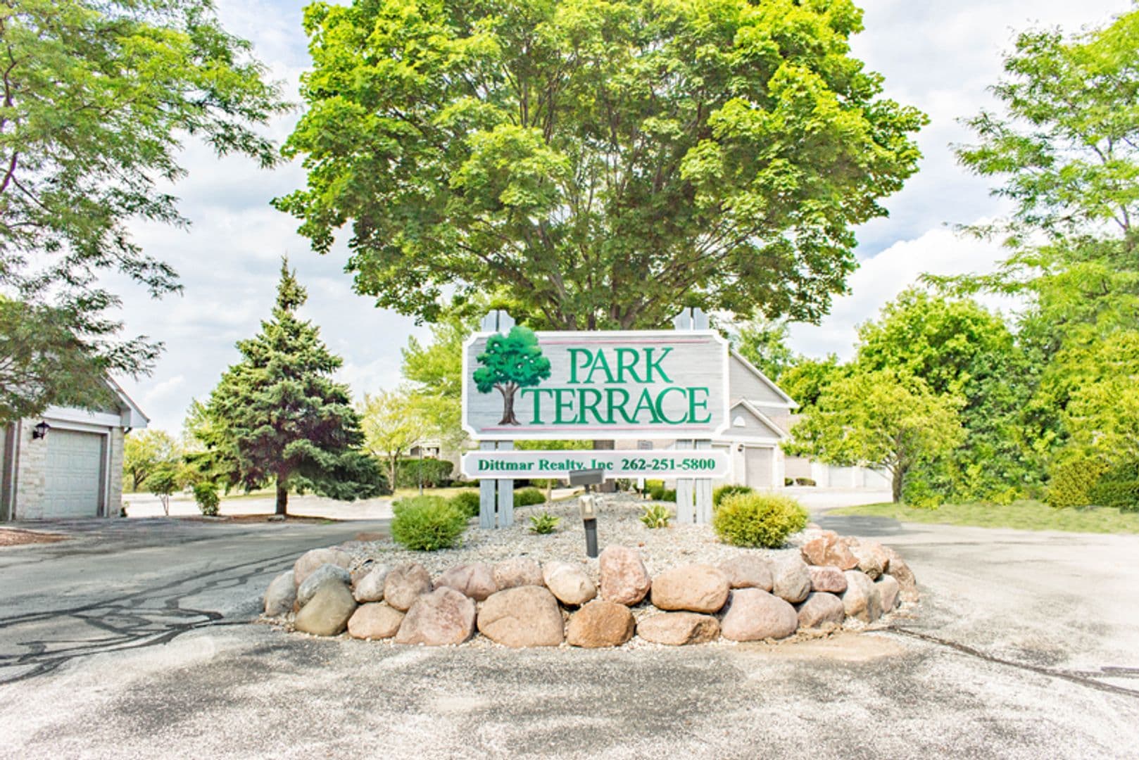 Menomonee Falls Apartment: N86 W14226 Fond du Lac Ave