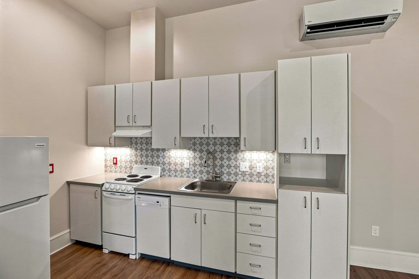 Salem Apartment: 440 State St #220
