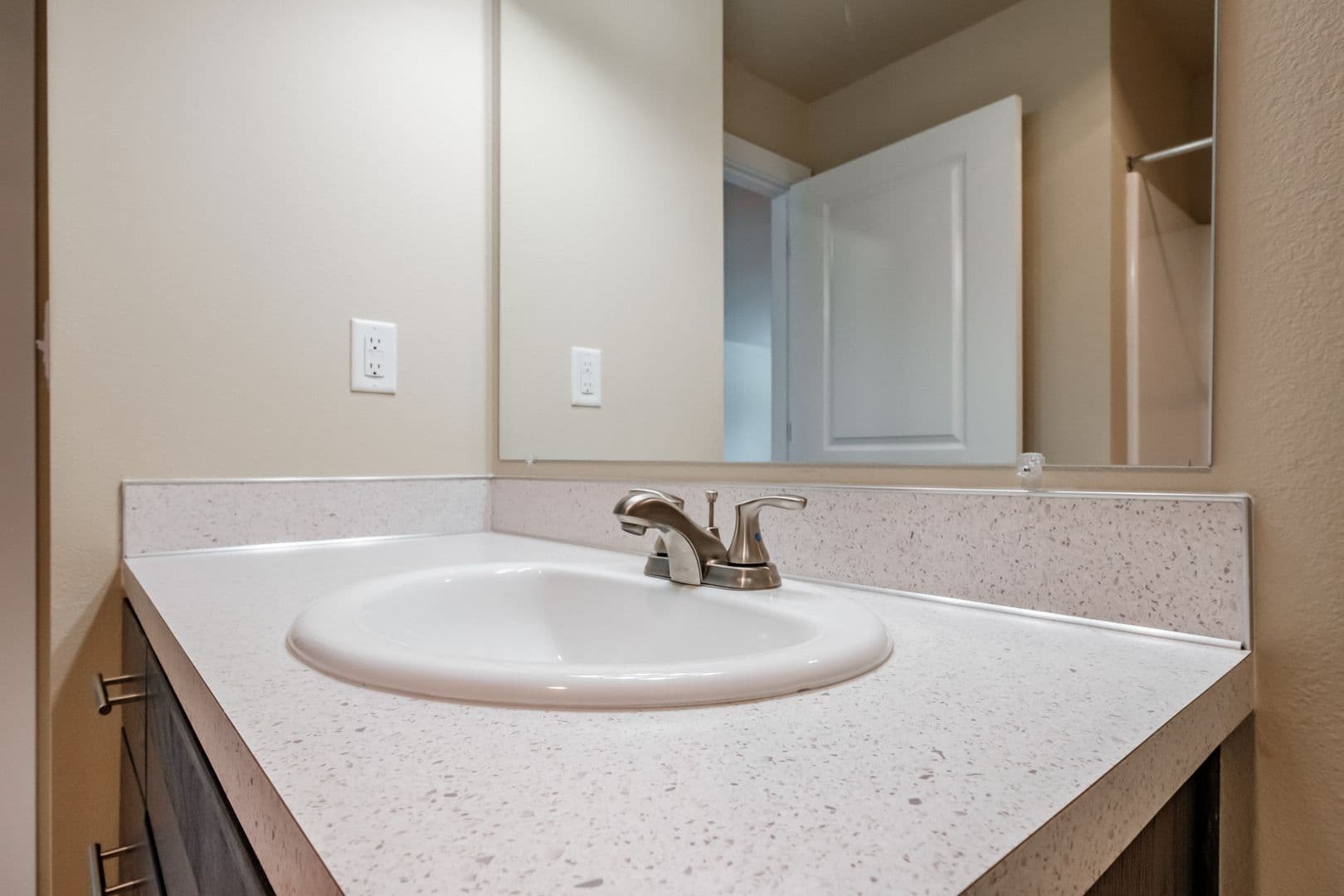 Sweet Home Apartment: 1200 38th Ave