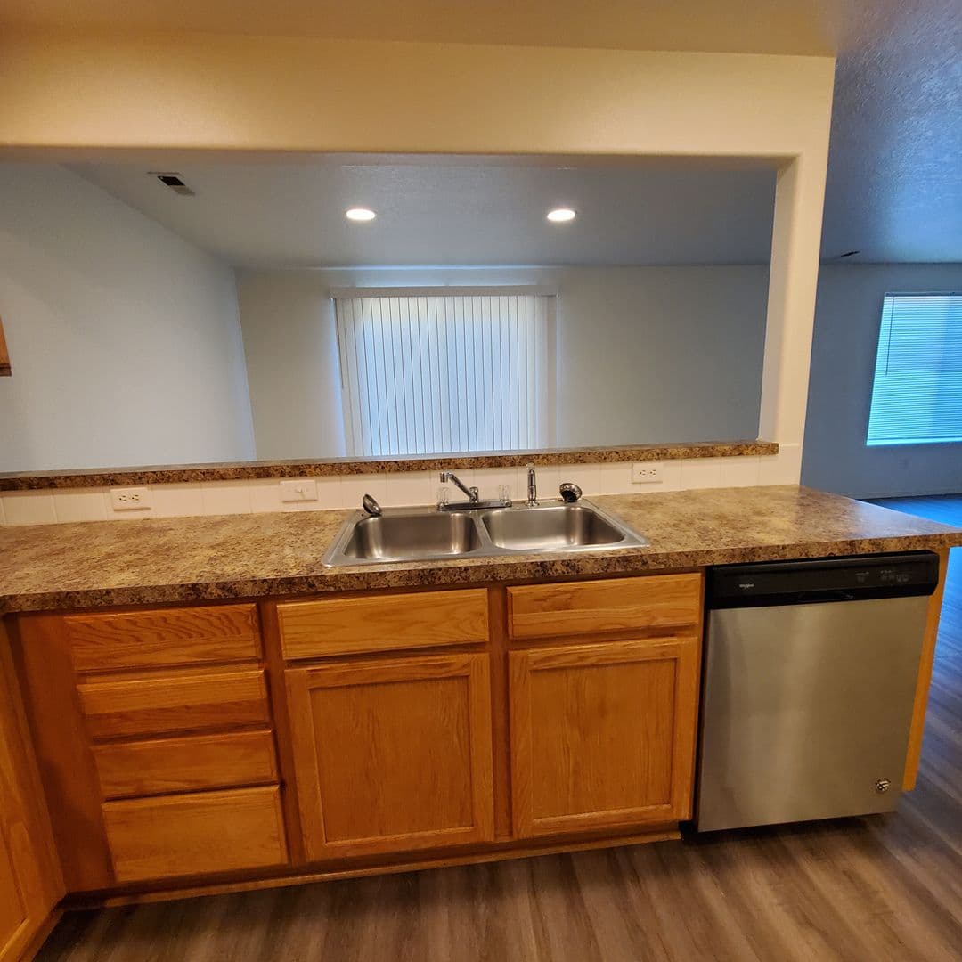 Monmouth Apartment: Meadow Ridge Ave