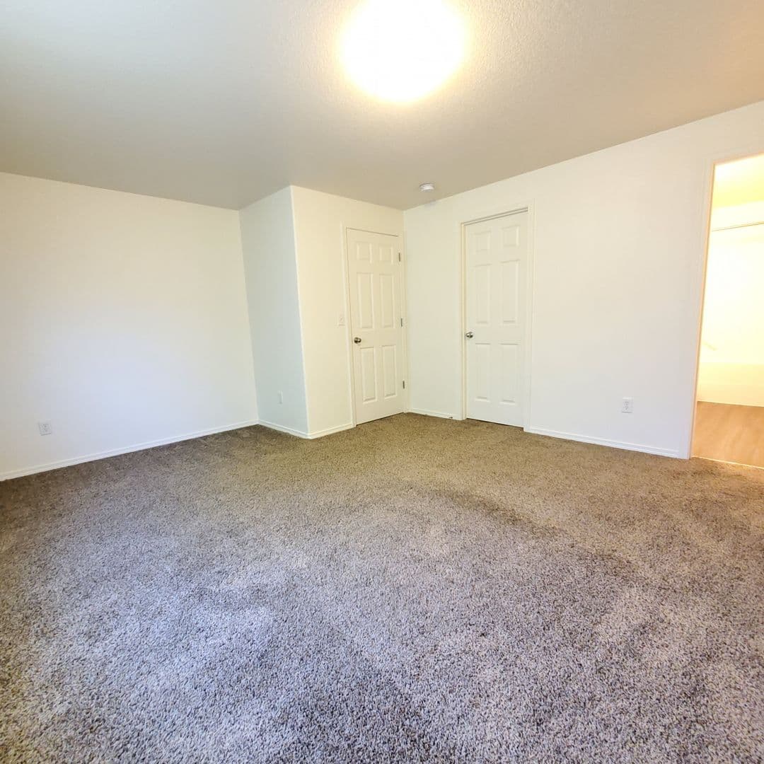 Monmouth Apartment: Meadow Ridge Ave