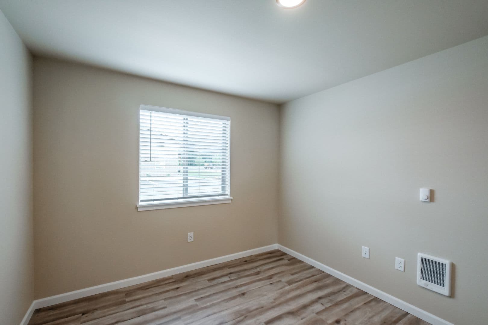 Sweet Home Apartment: 1200 38th Ave