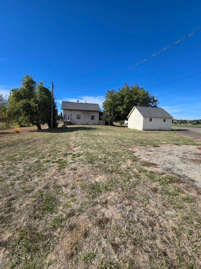 Albany House: 29626 Highway 34 SW