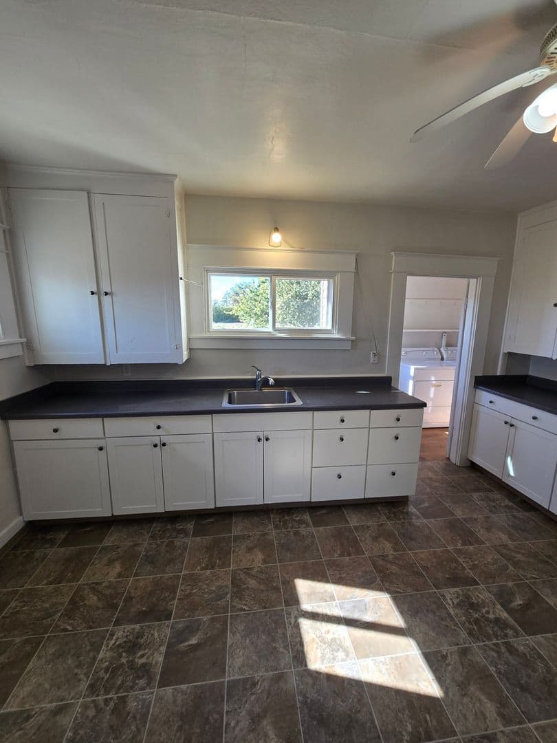 Albany House: 29626 Highway 34 SW