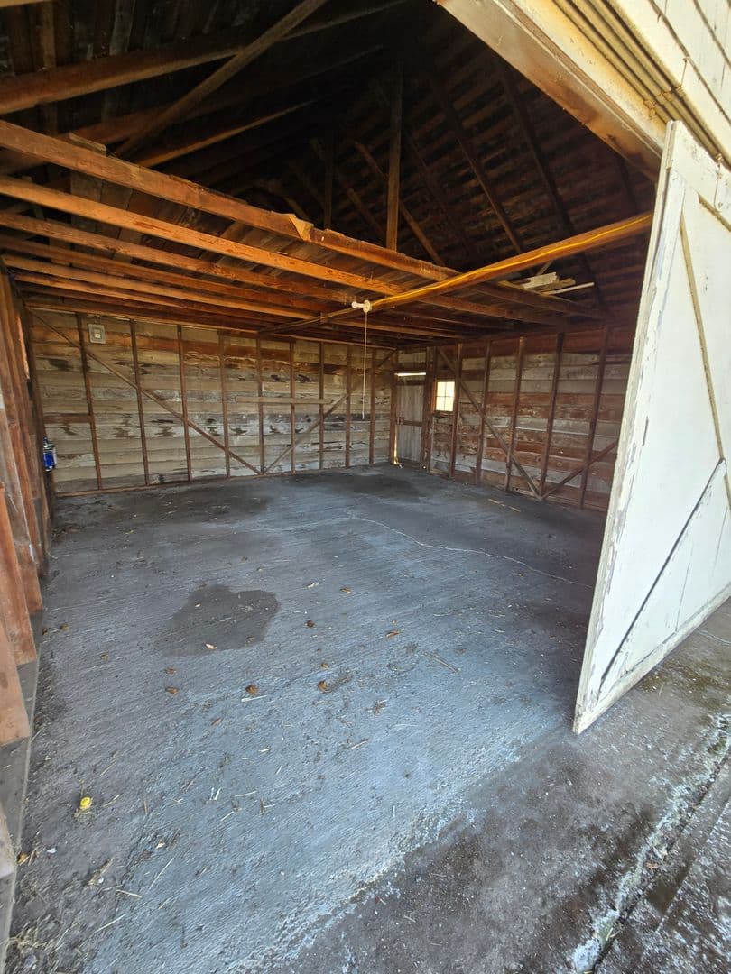 Albany House: 29626 Highway 34 SW