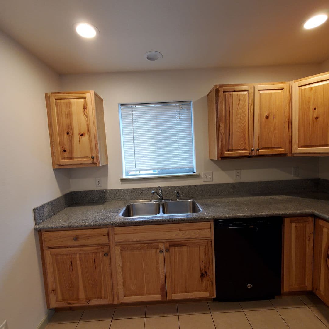 Lebanon Apartment: 2711 & 2713 Birch St.