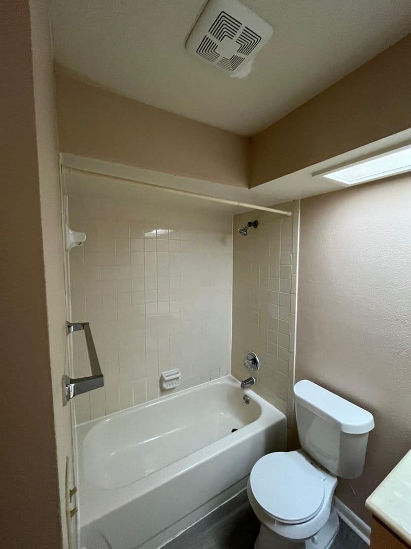 Lakeland Apartment: 1932-1938 Crystal Grove Dr, Lakeland, FL 33801-8033