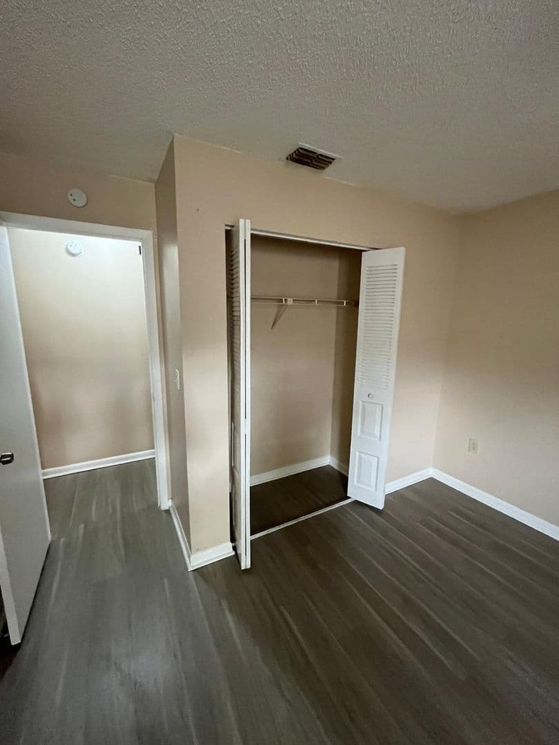Lakeland Apartment: 1932-1938 Crystal Grove Dr, Lakeland, FL 33801-8033