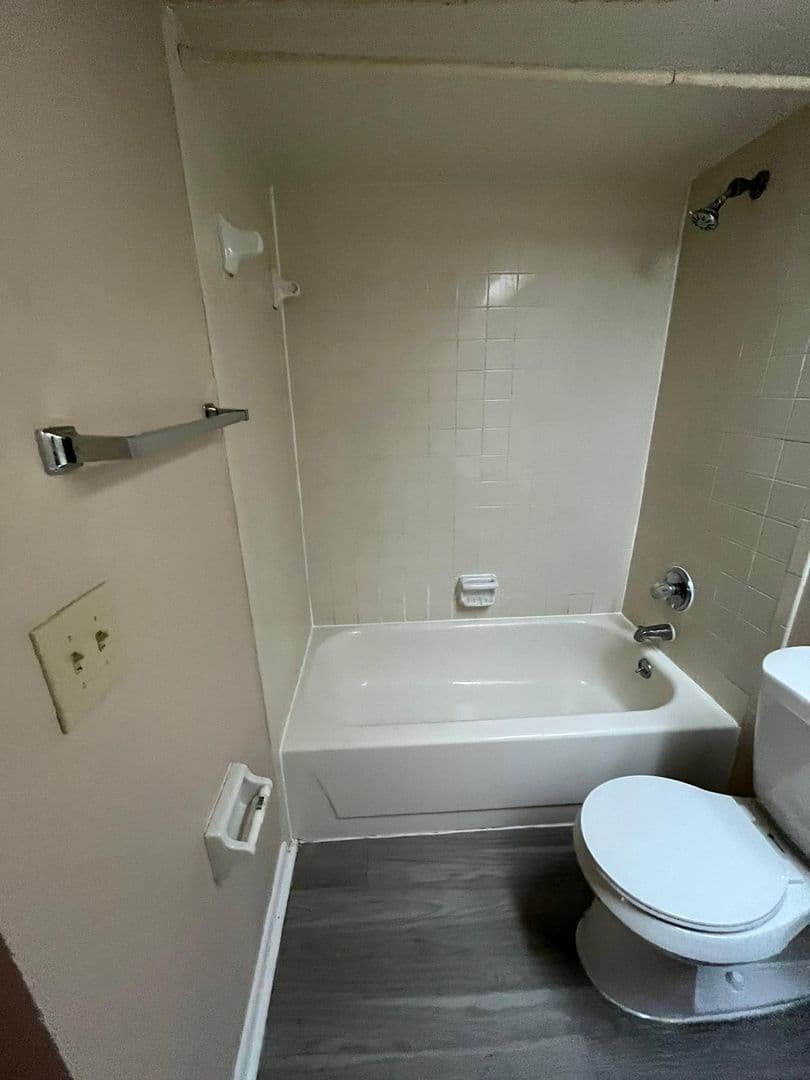 Lakeland Apartment: 1932-1938 Crystal Grove Dr, Lakeland, FL 33801-8033
