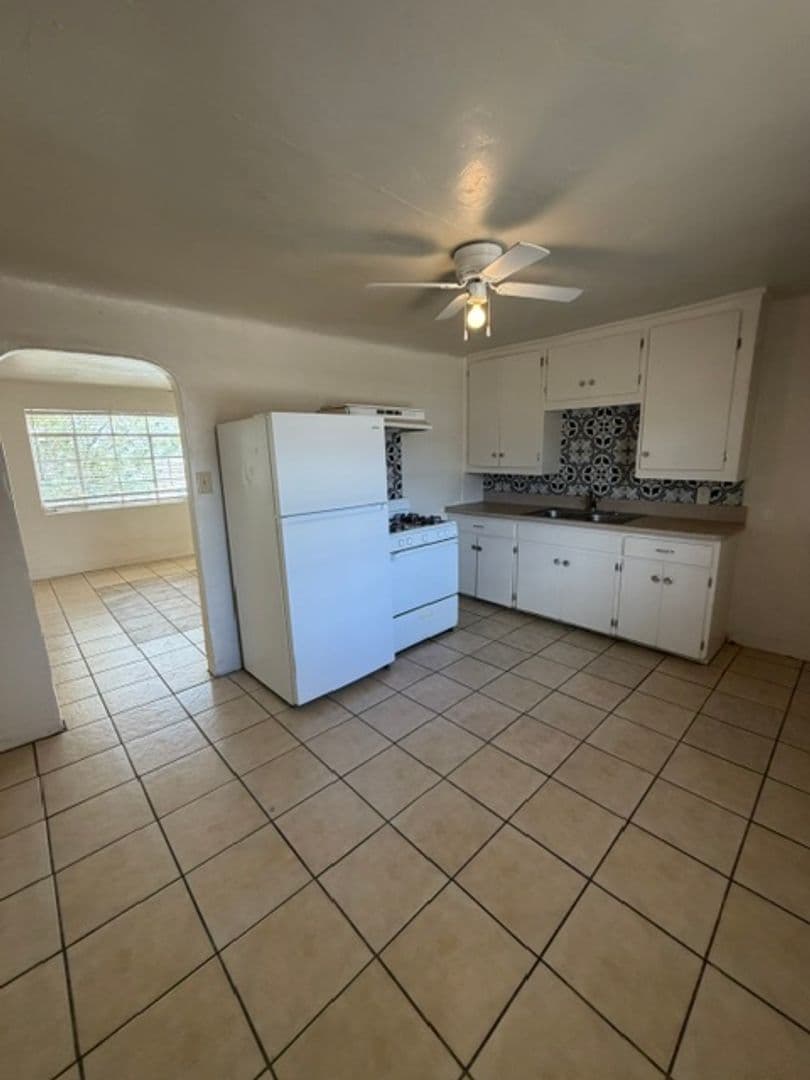 EL PASO House: 8421 MERCURY APT. A