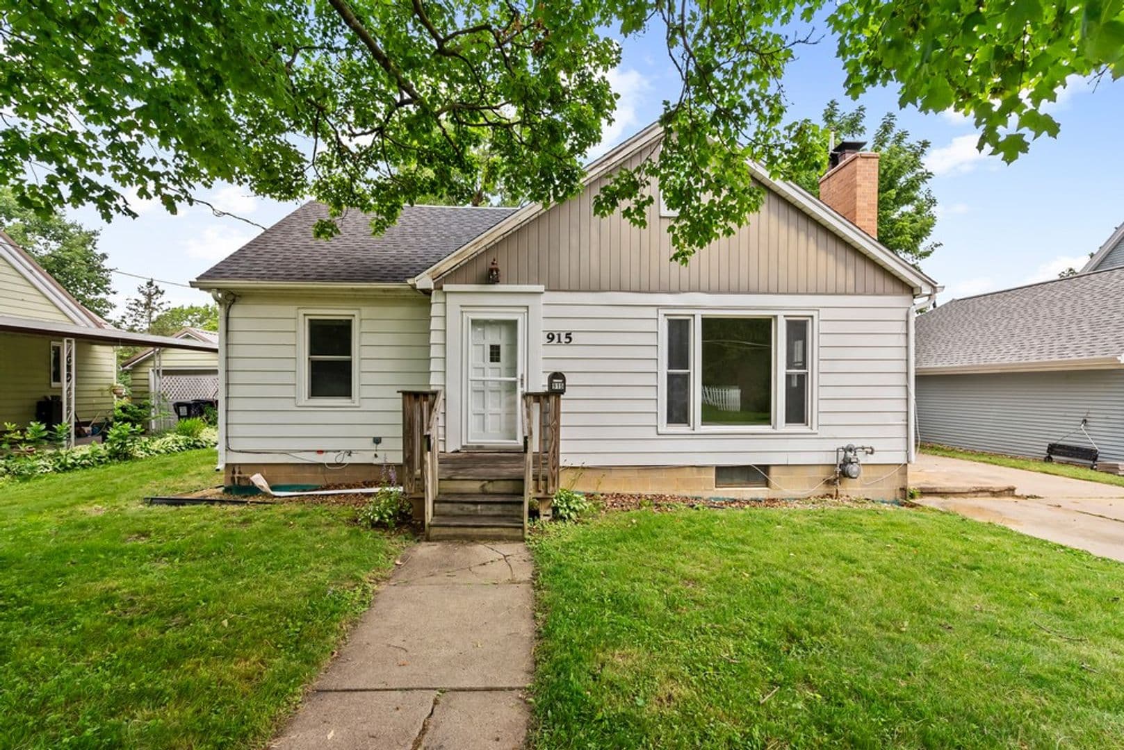 Cedar Falls House: 915 W 9th St