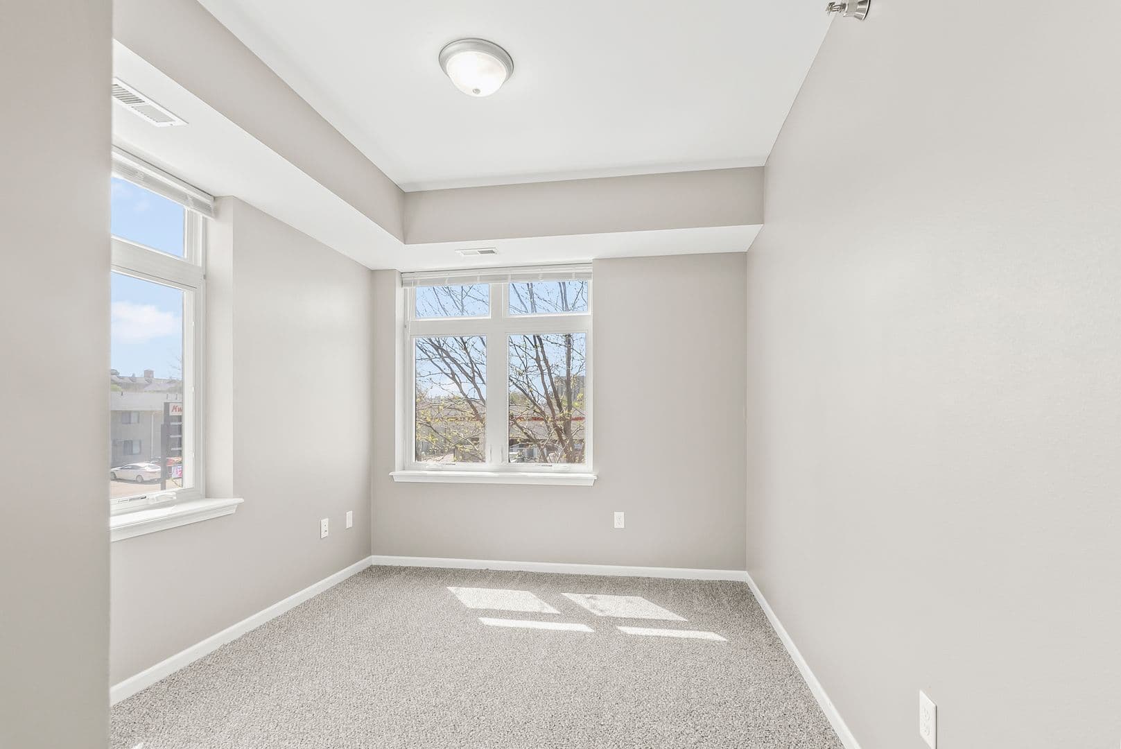 Cedar Falls Apartment: 2024 College St