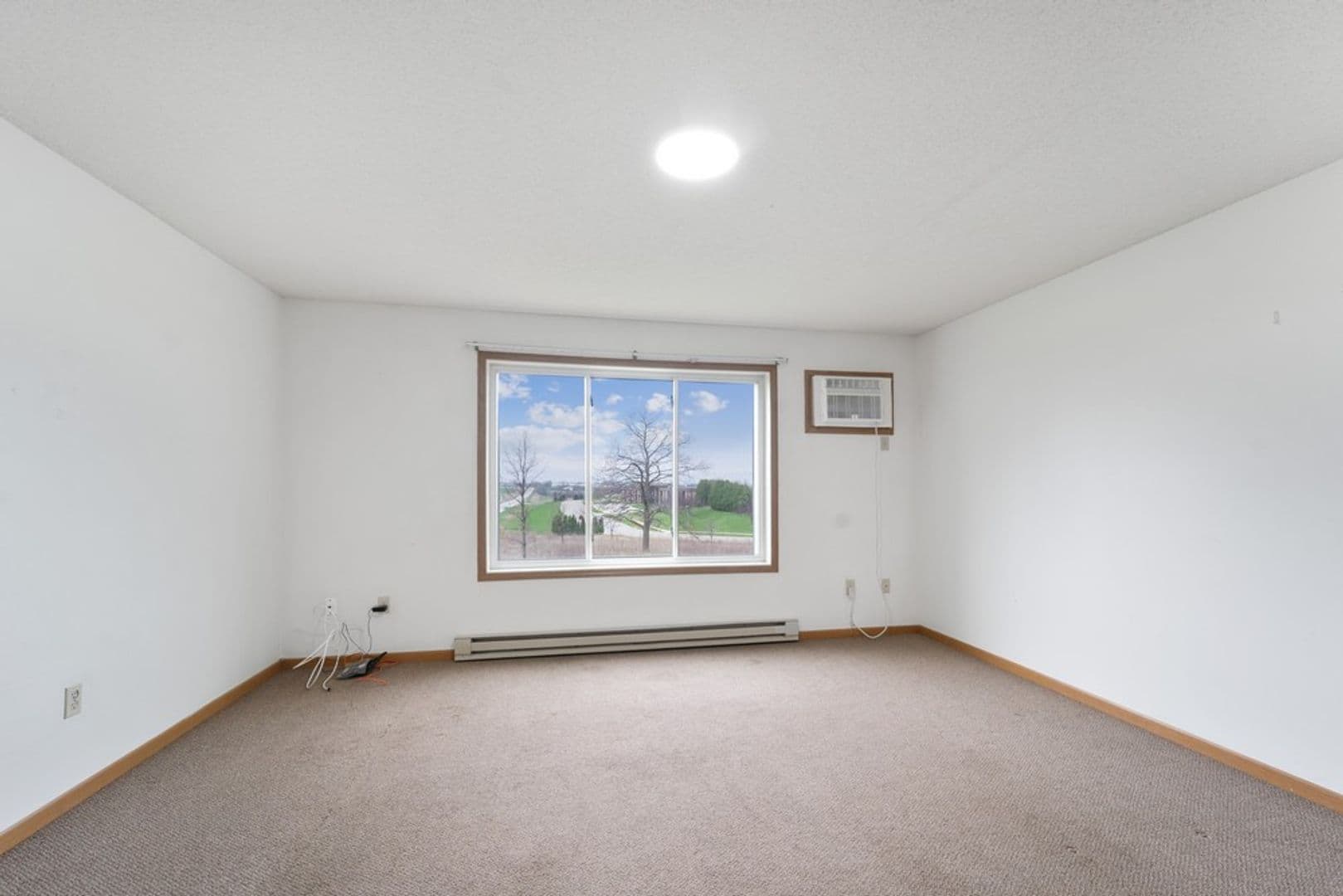 Calmar Apartment: 100 College View Dr