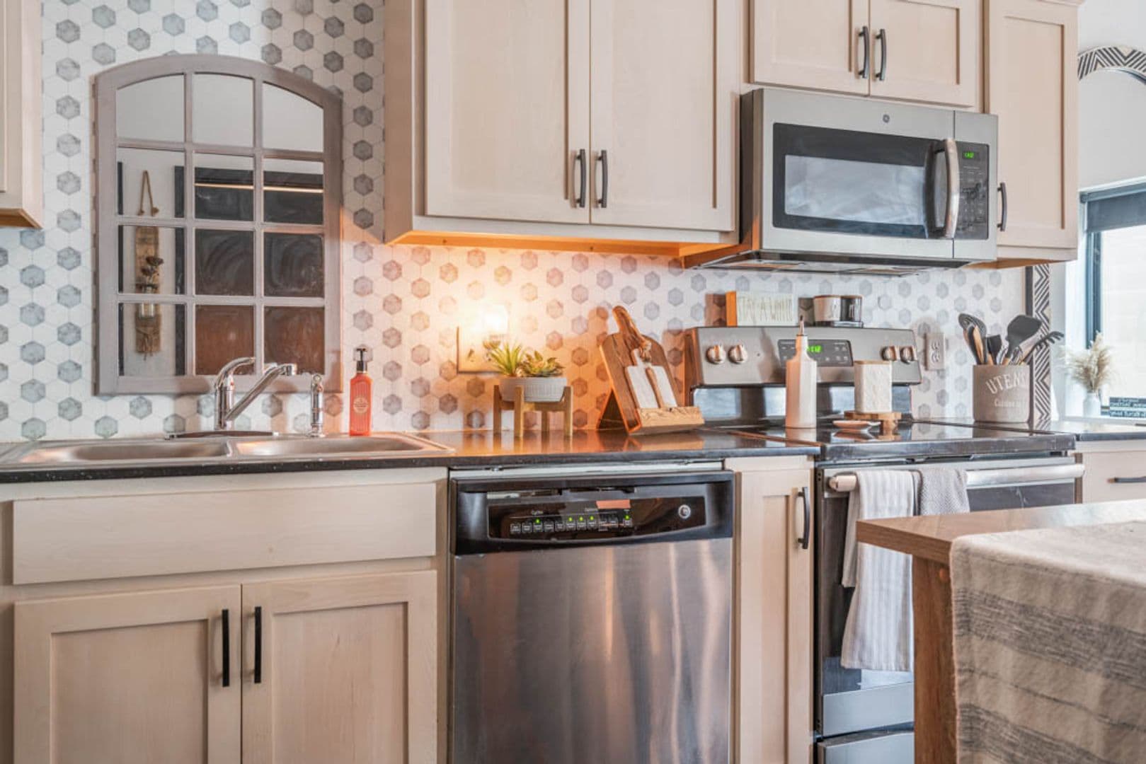Cedar Falls Apartment: 917 W 23rd St