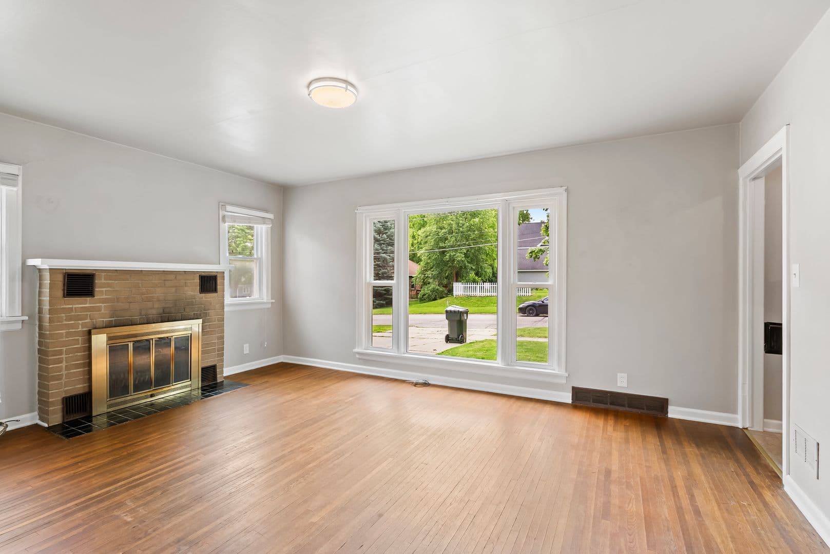 Cedar Falls House: 915 W 9th St