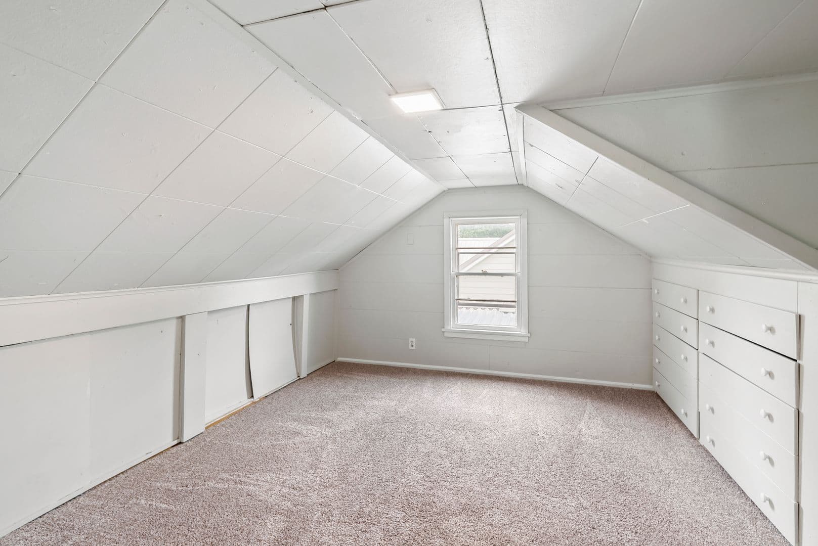 Cedar Falls House: 915 W 9th St