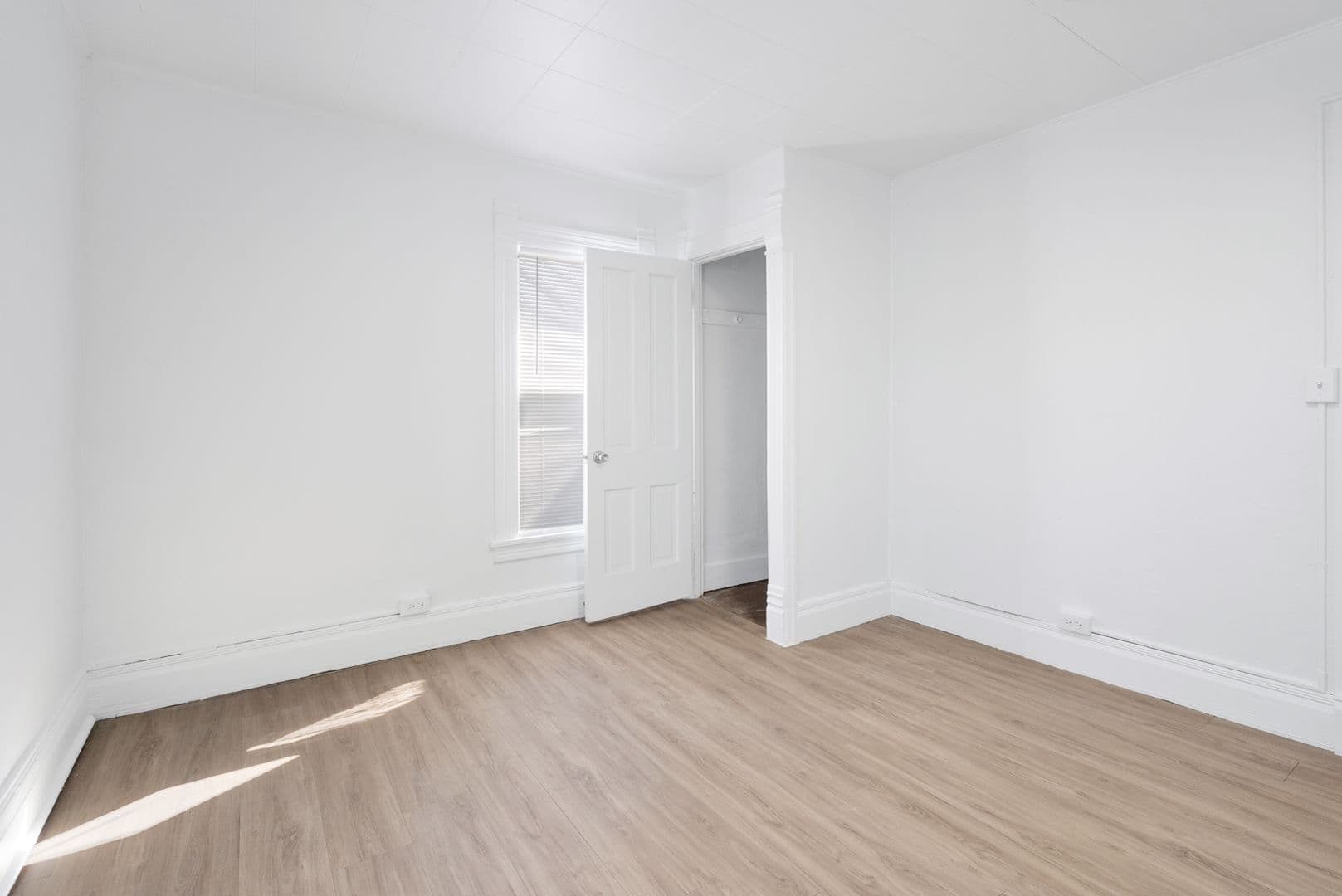 Cedar Falls Apartment: 2104 College St