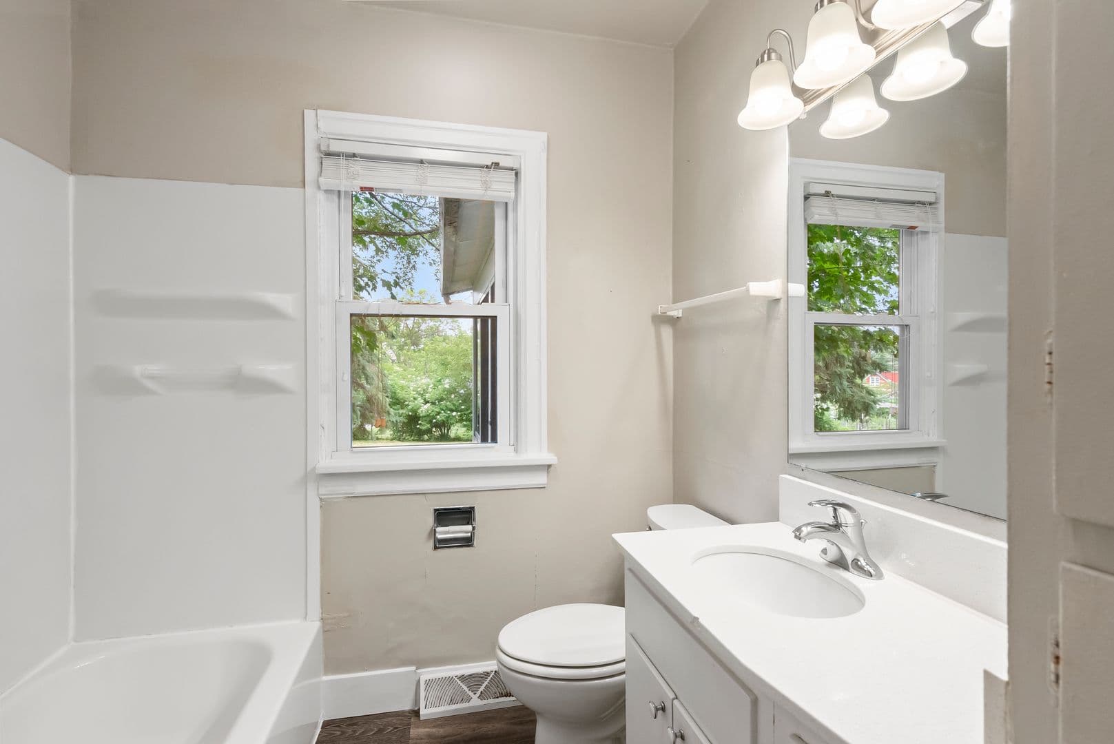 Cedar Falls House: 915 W 9th St