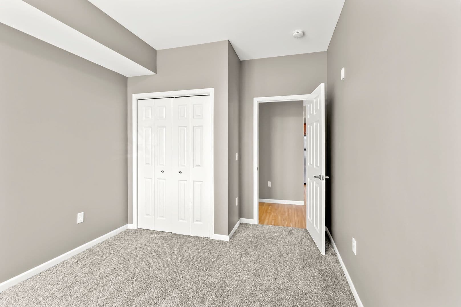 Cedar Falls Apartment: 2024 College St