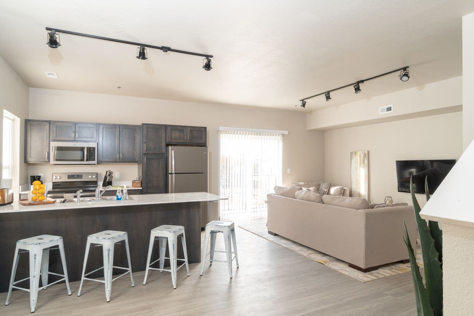 Waverly Apartment: 1260 Leitha Ter